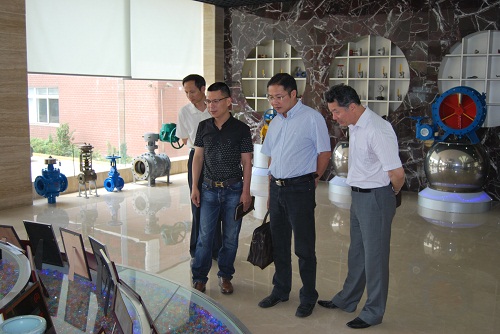 �й��ζ��^ί�y�𲿸����L���^�y�𲿙C�P�h��֧��ӛ������ͬ־���Ϻ������y�T�Sҕ�칤�����D 2��