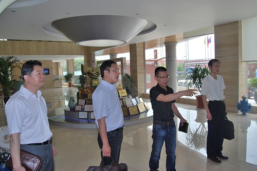 �й��ζ��^ί�y�𲿸����L���^�y�𲿙C�P�h��֧��ӛ������ͬ־���Ϻ������y�T�Sҕ�칤�����D 3��