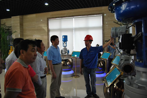 華亭鎮(zhèn)人大代表主席沈陽(yáng)同志在上海滬工閥門(mén)廠產(chǎn)品展廳參觀