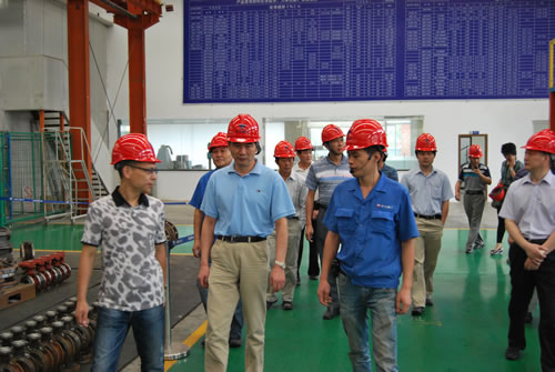 在滬工閥門(mén)董事長(zhǎng)楊猛陪同下華亭鎮(zhèn)人大代表主席沈陽(yáng)同志視察上海滬工閥門(mén)廠組裝車間