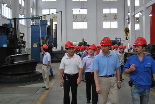 在滬工閥門(mén)生產(chǎn)部部長(zhǎng)楊張仁陪同下華亭鎮(zhèn)人大代表主席沈陽(yáng)同志視察上海滬工閥門(mén)廠金加工車間
