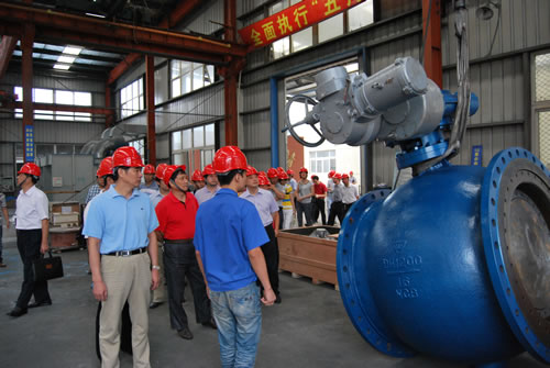 在滬工閥門(mén)生產(chǎn)部部長(zhǎng)楊張仁陪同下華亭鎮(zhèn)人大代表主席沈陽(yáng)同志視察上海滬工閥門(mén)廠噴漆車間