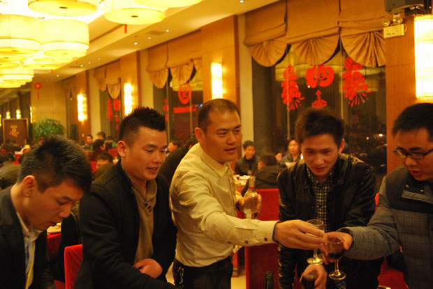 滬工閥門集團副總經理翁中程向員工敬酒